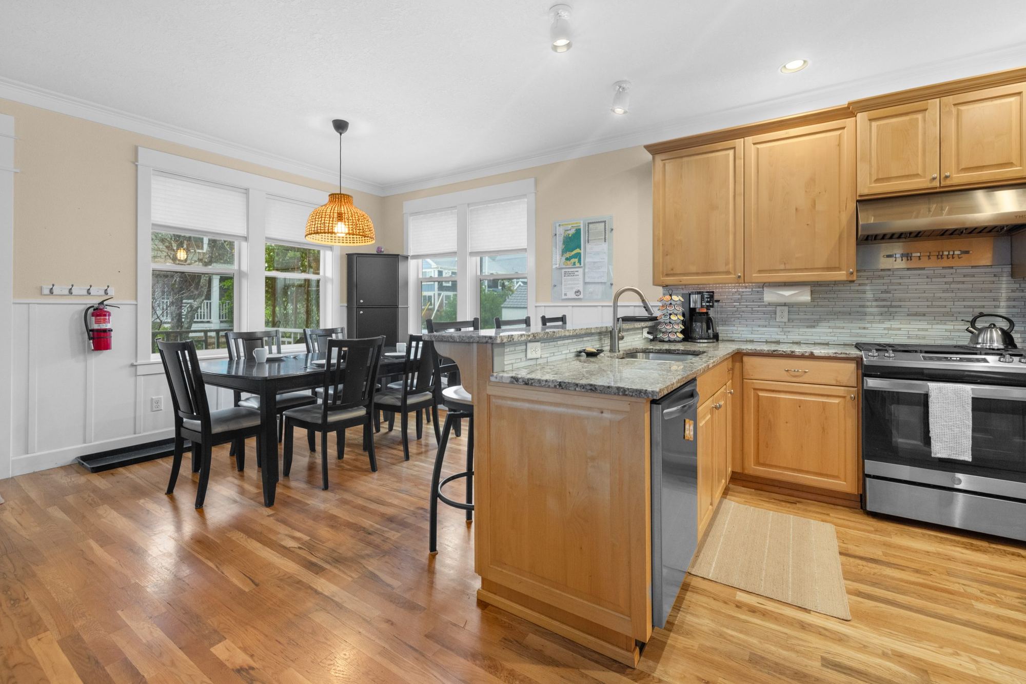 Open kitchen and dining table